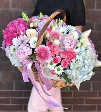 Цветочная композиция из Розы, Хризантемы, Пионы и Лизиантусы в корзине в Новониколаевской
