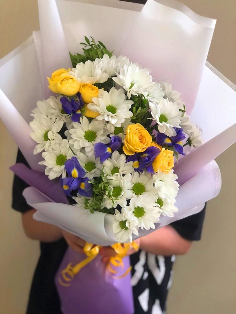 Букет цветов из: Ирисы, Хризантемы и Розы в Новониколаевской
