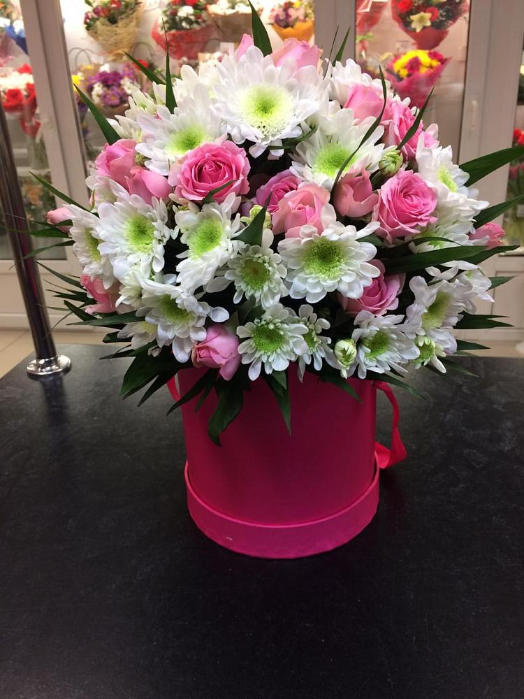 Цветочная композиция из Розы и Хризантемы в шляпной коробке в Новониколаевской