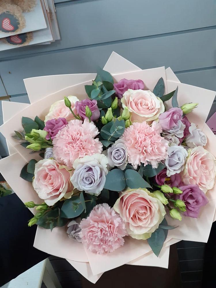 Букет цветов из: Розы, Гвоздики и Лизиантусы в Новониколаевской