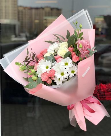 Букет цветов из: Розы, Лизиантусы и Хризантемы в Новониколаевской